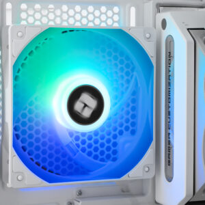 Ventilateurs TL-C12CW-S X5 installés dans un boîtier PC